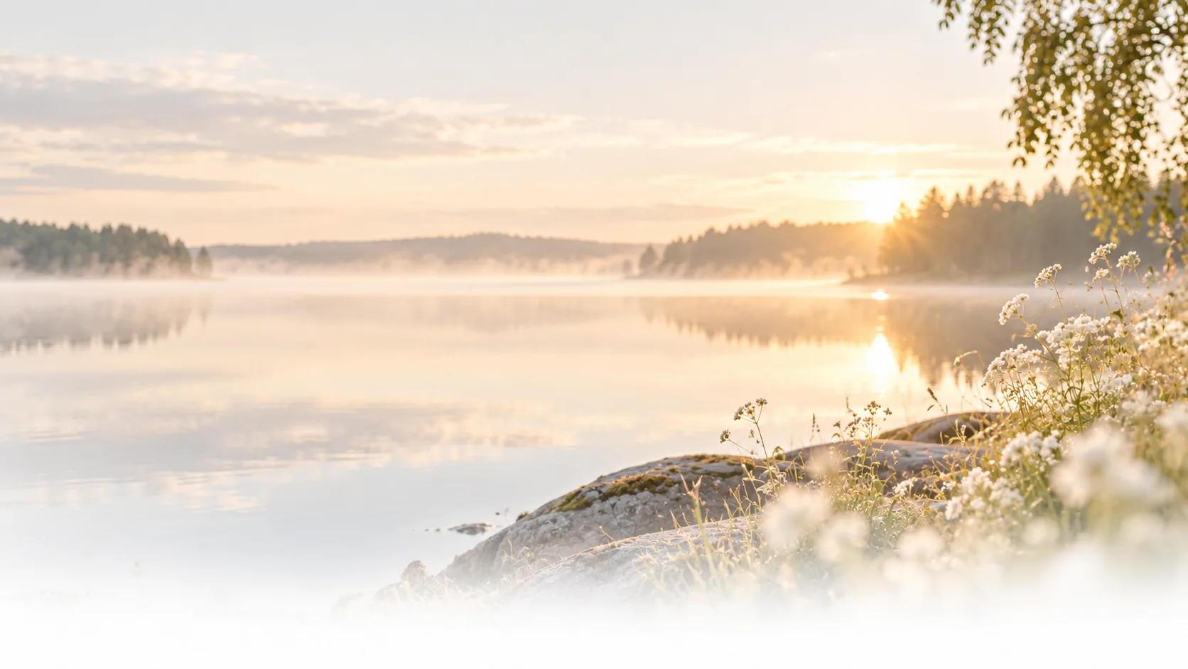 Rauhallinen suomalainen järvimaisema auringonlaskussa